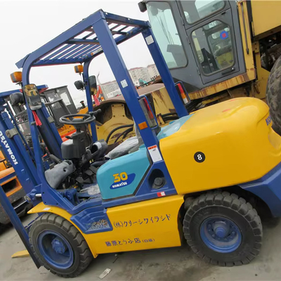 Baumaterialgeschäfte verwendeten Komatsu FD30-Forklift 3 Tonnen Diesel-Forklift im Jahr 2012