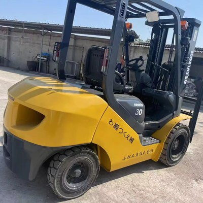 Gebrauchtes Komatsu 3-Tonnen-FD30-Diesel-Gabelstapler für Maschinenreparaturwerkstätten in Shanghai Japan