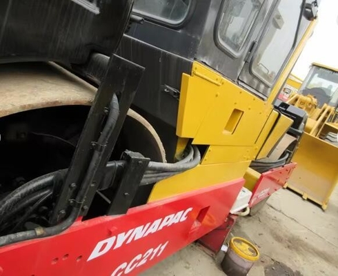 Gebrauchtes Vibrationskompaktor Dynapac CC211 Gebrauchtes Straßenwalzen aus Schweden